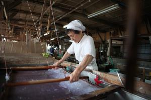 天神産紙での紙漉きの技