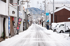 雪景色の内子本町商店街