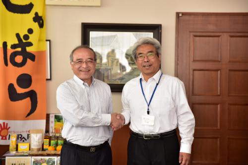 町長と気象台長が力強く握手