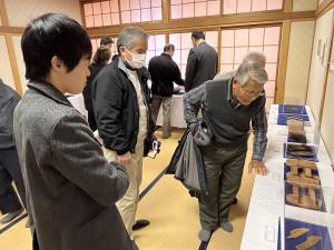 遺物をみる来場者